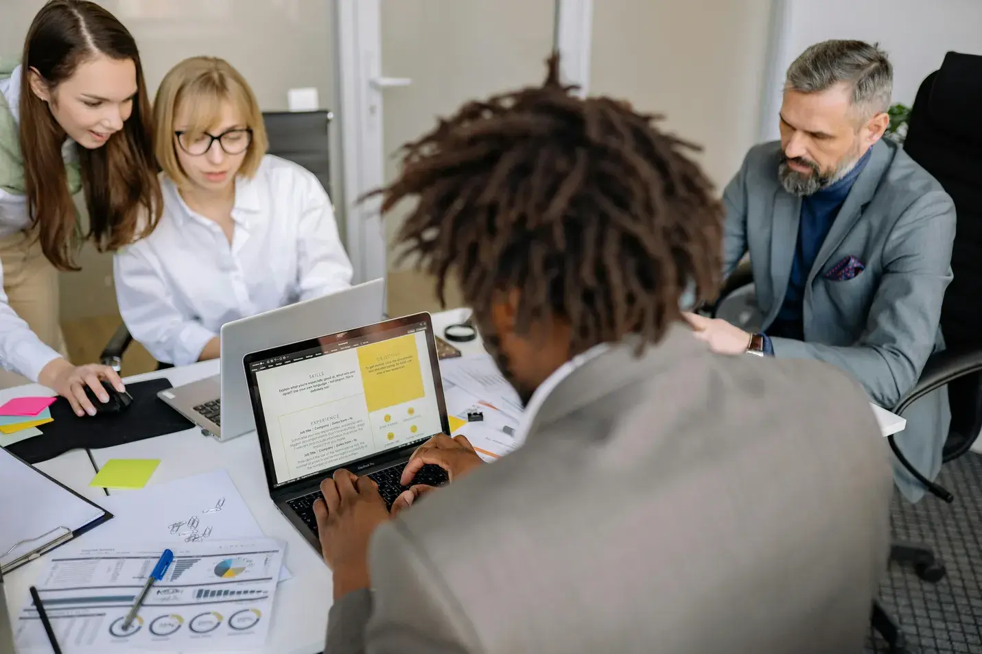 Signs that indicate when a company needs expert business consulting support